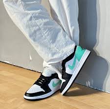 לצפייה במוצר AIR JORDAN 1 MID (Gs) - BLUE NAVY